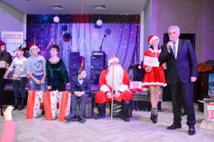 Cadouri pentru 50 de copii şi tineri cu dizabilităţi, în cadrul campaniei ,,Şi tu poţi fi ...