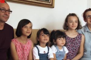 O familie de suceveni a adoptat trei fetiţe abandonate