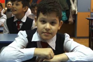 Un copil în vârstă de 11 ani, din Gura Humorului, care nu poate merge singur, are nevoie ...