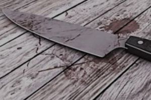 Un bărbat a fost înjunghiat într-o scară bloc de un necunoscut