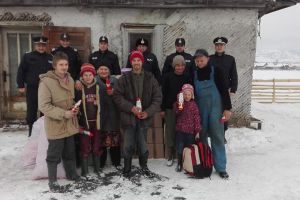 Pompierii au devenit ajutoarele Moşului, pentru o bunicuţă şi cei trei nopoţi ai săi