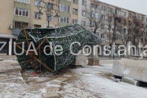 Bradul de Craciun din Piata Ovidiu a fost pus la pamant de vantul puternic (galerie foto+video)
