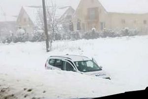 FOTO. Accident pe Odoreului. Impact între un TIR şi maşină de transport medicalizat!