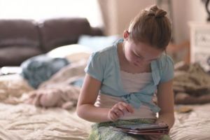 Ce se întâmplă cu creierul unui copil care stă 7 ore pe zi pe telefon, tabletă sau PC