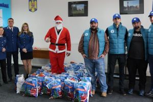 Cadouri de la jandarmi pentru copiii de la Centrul de Zi „Sfântul Nicolae” din Timişoara