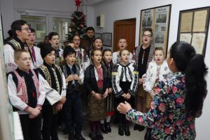 Elevii Şcolii Gimnaziale Mitocu Dragomirnei ne-au adus vestea Naşterii Domnului