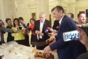 VIDEO: Dragnea i-a mâncat cozonacul lui Olar! Baronul de Teleorman încântat de produsele ”silviculturalului” din Apuseni