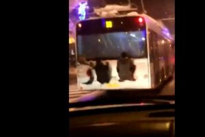 Imagini şocante! Trei tineri, filmaţi în timp ce stăteau agăţaţi de un troleibuz