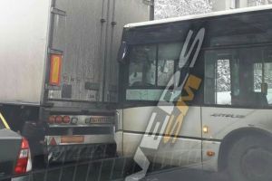 FOTO. Accident în municipiul Satu Mare. Un autobuz a lovit un TIR