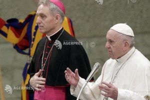 Papa Francisc critică „vacarmurile consumismului” de Crăciun