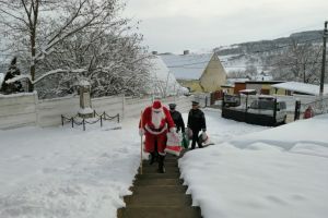 FOTO. Poliţiştii din Alba l-au ajutat pe Moş Crăciun să ajungă la copiii ocrotiţi în Casa de tip familial „Sfântul Apostol Andrei” din Vingard