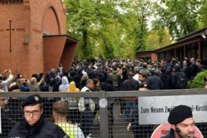 Poliţia germană AVERTIZEAZĂ!  Bandele ARABE din Germania RECRUTEAZĂ migranţi care NU au avut probleme cu legea