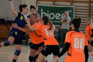 Liderul încheie anul cu un derby