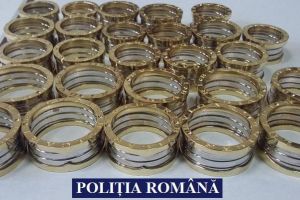 Bijuterii contrafăcute, confiscate de poliţiştii arădeni