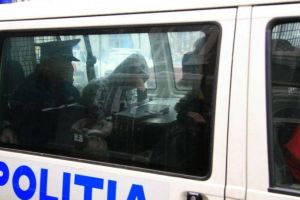 Doi condamnaţi pentru infracţiuni diferite se plimbau în libertate până ce au fost depistaţi de poliţişti