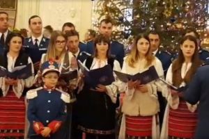 VIDEO: Aplauze pe holul Parlamentului pentru fetiţa de 9 ani, care însoţeşte grupul de jandarmi din Alba la colindat, la Bucureşti