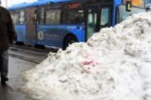 Munţi de zăpadă după 4 zile de la oprirea ninsorii! Prefectul Lupu le bate obrazul primarilor: „Mai întâi trebuie să-i dai omului şi după aceea să-i ceri”