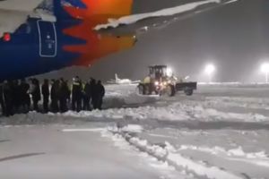 VIDEO De tot râsul – Rugbyştii unei echipe din Anglia au deszăpezit pista aeroportului din Timişoara ca să poată decola