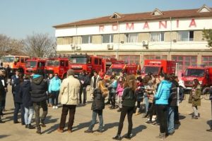 Pompierii îşi deschid porţile în aşteptarea colindătorilor