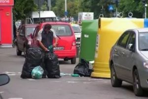 Milionara care strânge cutii din aluminiu şi sticle din plastic. Familia ei este disperată. EXISTĂ UN SECRET pentru care o face…