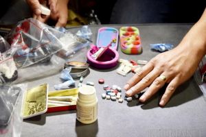 Nouă captură a DIICOT Oradea: Peste o jumătate de kilogram de cannabis, cocaină, ecstasy şi LSD au fost confiscate, cinci tineri sunt în arest la domiciliu