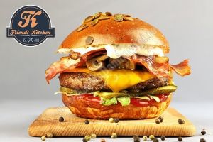 S-a deschis Friends Kitchen – Locul în care mâncarea bună şi prietenii buni se întâlnesc