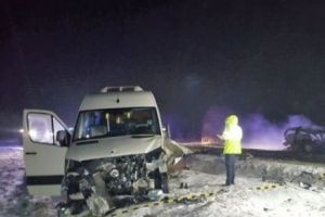 COLIZIUNE VIOLENTĂ între un MICROBUZ de persoane şi un autoturism, la Constanţa. MAȘINA A LUAT FOC