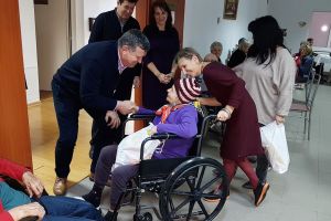 O zi plină pentru ajutoarele lui Moş Crăciun – de la Primăria municipiului – primarul Mircia Gutău şi viceprimarii Carmen Preda şi Eusebiu Veţeleanu!