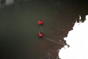 FOTO / VIDEO: UPDATE – Persoană căzută în Arieş în localitatea Lazuri. Posibil TENTATIVA DE SUICID. Intervin scanfandrii şi SMURD