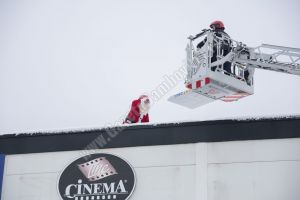 Aflat în dificultate, Moş Crăciun ajutat de pompieri dâmboviţeni să coboare de pe acoperişul unui cinematograf
