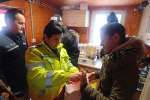 Poliţiştii hunedoreni au îmbrăcat haina lui Moş Crăciun