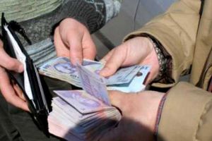 Femeie înşelată de doi falşi instalatori