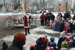 Moş Crăciun a venit cu caleaşca