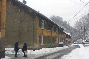 La Aninoasa, zăpada distruge blocurile unul după altul