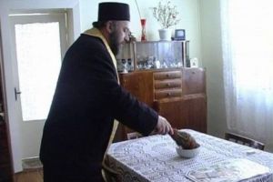 Mesajul fabulos lăsat de locatarii unui bloc pentru preot: Nimeni nu se aştepta la asta
