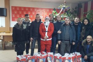 Tinerii social-democraţi au oferit cadouri copiilor săraci din Târgu-Jiu, Curtişoara şi Scoarţa