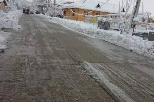 Sate din Roşia de Amaradia, în beznă de 6 zile! Dezastru pe drumurile din localitate, dezastruoasă este şi activitatea de deszăpezire