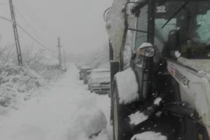 Unicul utilaj pentru deszăpezirea comunei Cîlnic a rămas în pana prostului! Buldoexcavatorul fără motorină a blocat toată circulaţia