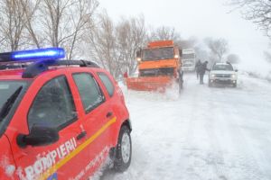 Intervenţii ale ISU Vâlcea pentru înlăturarea efectelor pricinuite de căderile de zăpezi