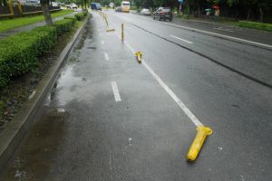 Când alte primării scot stâlpişorii care delimitează pistele de biciclete, la Bistriţa se face invers