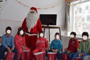 FOTO: Moş Crăciun, în vizită la copii internaţi în Spitalul Clinic Judeţean Mureş