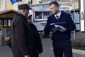 Cum să vă feriţi de hoţi şi escroci: Poliţiştii au ieşit în stradă ca să dea ponturi antifurt (FOTO)