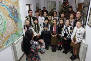 Elevii Şcolii Gimnaziale Mitocu Dragomirnei ne-au adus vestea Naşterii Domnului