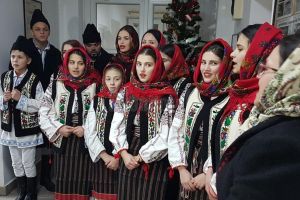 Grupul vocal al Casei de Cultură din Dolhasca a colindat ieri redacţia Monitorului de Suceava