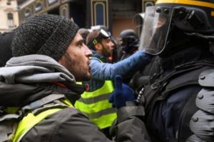 Macron TRĂDAT, riscă să intre în COLAPS. Poliţia vrea să se unească cu Vestele Galbene. Sindicatele poliţiei, de neînduplecat 