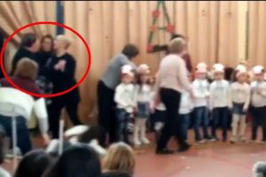 VIDEO Bătaie între două mămici la serbarea de Crăciun
