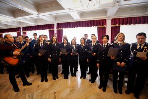 Insituţiile militarizate şi elevii din Harghita au făcut să răsune colindul cel sfânt şi bun la Catedrala Episcopală din Miercurea Ciuc