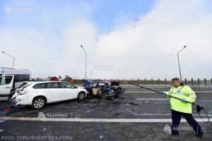 Accident în lanţ pe A3 - opt autoturisme implicate; o persoană rănită