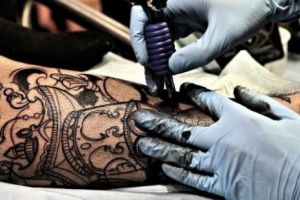 Te TATUEZI? Iată ce BOALĂ groaznică poţi dobândi