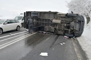 Autoutilitară răsturnată pe drumul Timişoara – Arad